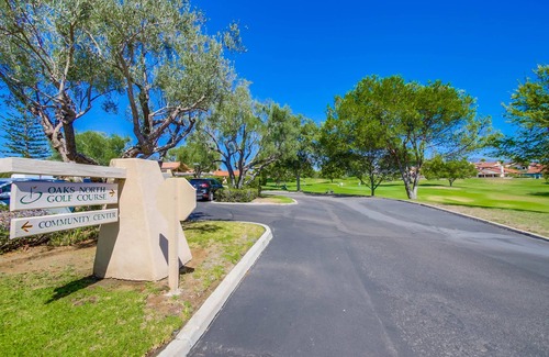 Rancho Bernardo Condominio | Stunning 2 bedroom condo in 55+ Oaks North Village! Read Description first!
