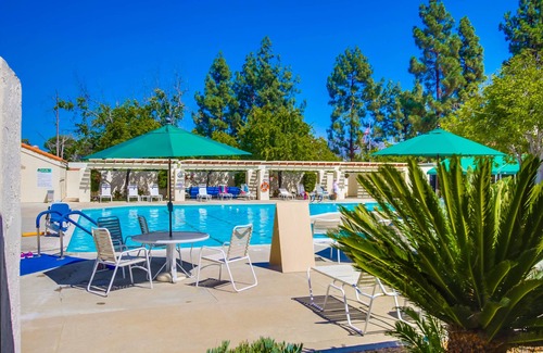 Rancho Bernardo Condominio | Stunning 2 bedroom condo in 55+ Oaks North Village! Read Description first!