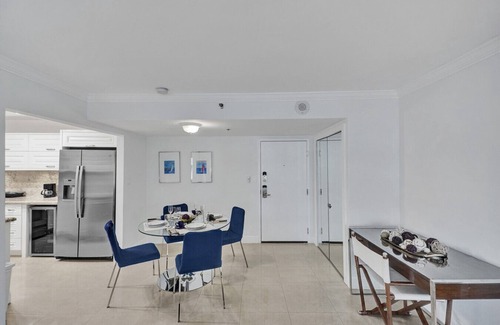 La Gorce Apartamento | Stunning 2-Bedroom Condo with Beach Service 614