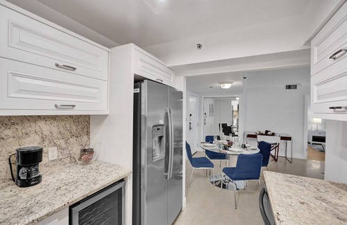 La Gorce Apartamento | Stunning 2-Bedroom Condo with Beach Service 614