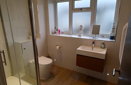 Southbourne Apartamento | Stunning 2 bedroom apartment, sea view & 2 minutes to beach. Sleeps 6 people.