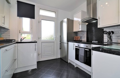 Clydebank Casa | Stunning 2 Bedroom Maindoor Home With Front & Back Private Garden