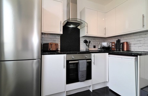 Clydebank Casa | Stunning 2 Bedroom Maindoor Home With Front & Back Private Garden
