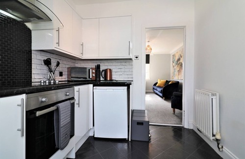 Clydebank Casa | Stunning 2 Bedroom Maindoor Home With Front & Back Private Garden