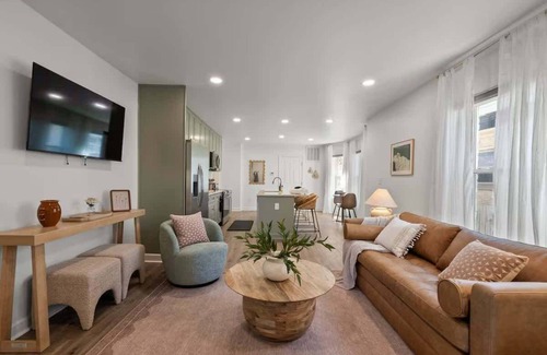 Clintonville Apartamento | Stunning 2 BR - Parking and Walk to Park