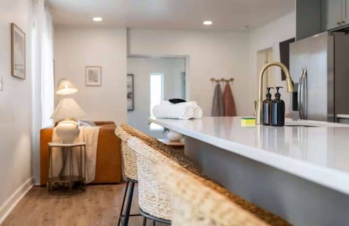 Clintonville Apartamento | Stunning 2 BR - Parking and Walk to Park