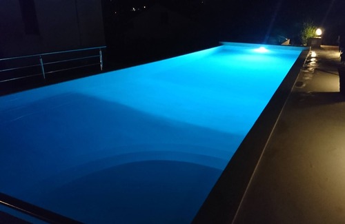 Laureana Cilento Villa | Impresionante villa de 2 pisos con piscina y cancha de tenis