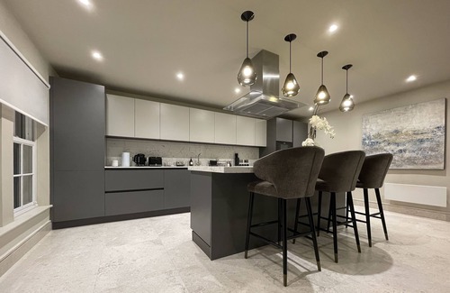 Chigwell Apartamento | Stunning 2BA, 2BR, Apt, Desirable Chigwell