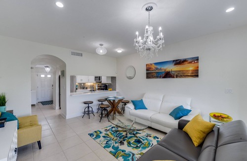 Central Naples Condominio | Impresionante condominio 2BR / 2BA en el corazón de Nápoles