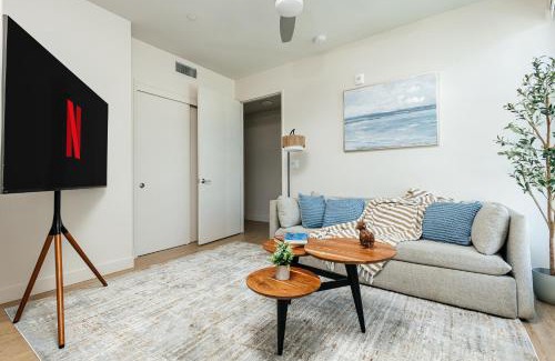 Pico Apartamento | Stunning 2BR apartment steps from Santa Monica pier
