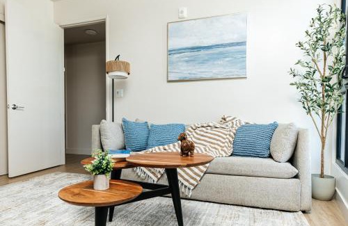 Pico Apartamento | Stunning 2BR apartment steps from Santa Monica pier