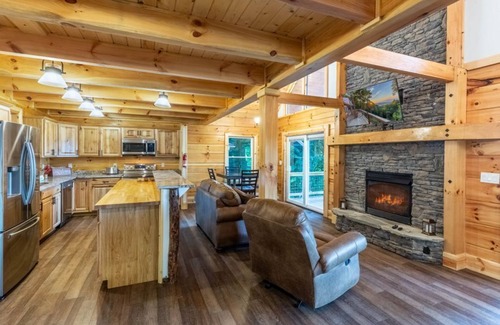 Waynesville Cabina | Stunning 2BR Cabin with Mountain Views