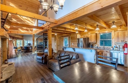 Waynesville Cabina | Stunning 2BR Cabin with Mountain Views