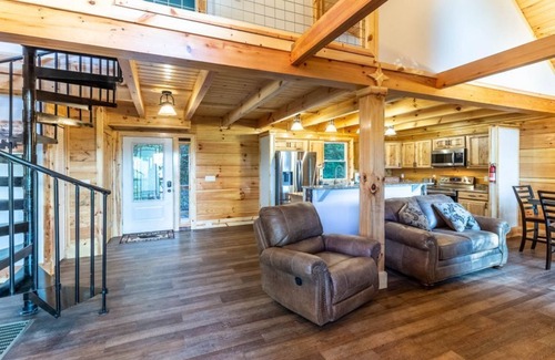Waynesville Cabina | Stunning 2BR Cabin with Mountain Views