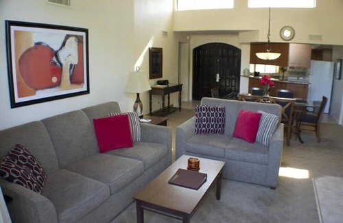 Arcadia Condominio | Stunning 2BR Condo with Mini-Golf in Scottsdale