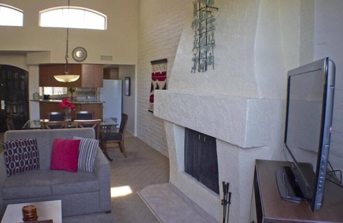 Arcadia Condominio | Stunning 2BR Condo with Mini-Golf in Scottsdale