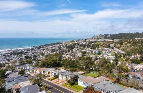 Pacifica Apartamento | Stunning 2BR with Ocean, Mountain & Sunset Views