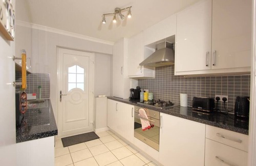 Earley Casa | Stunning 3 Bedroom 2 Bathroom Bungalow by CozyNest