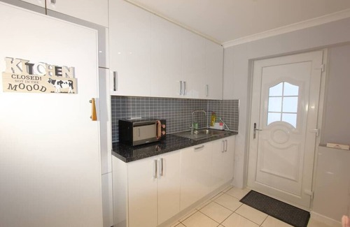 Earley Casa | Stunning 3 Bedroom 2 Bathroom Bungalow by CozyNest