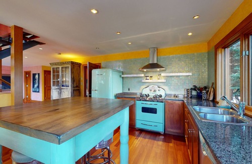 Blueberry Hill Casa | Stunning 3 Bedroom / 3.5 Bathroom Blueberry house with breathtaking Mountain Views