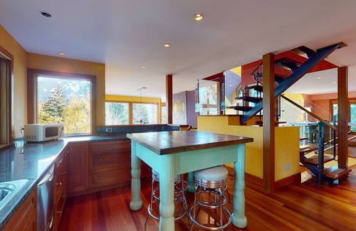 Blueberry Hill Casa | Stunning 3 Bedroom / 3.5 Bathroom Blueberry house with breathtaking Mountain Views