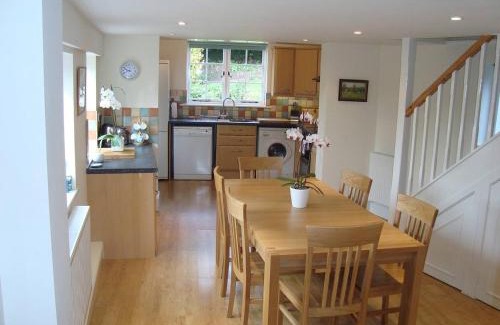 Enford Casa | Stunning 3 bedroom 3 bath self catering cottage nr Stonehenge, Longleat, Avebury and Bath
