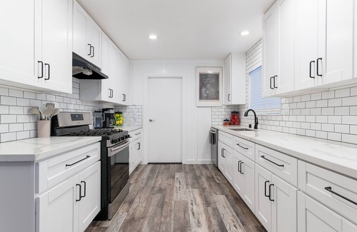 Fire Mountain Casa | Stunning 3 Bedroom Home with Spa and Fire Pit! Close to Legoland, Beaches & more