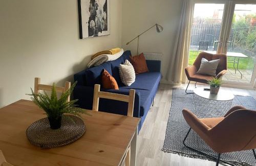 Castleford Casa | Stunning 3 bedroom home with free parking, free wifi and Netflix, Company workers welcome short term and long term