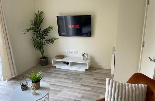 Castleford Casa | Stunning 3 bedroom home with free parking, free wifi and Netflix, Company workers welcome short term and long term