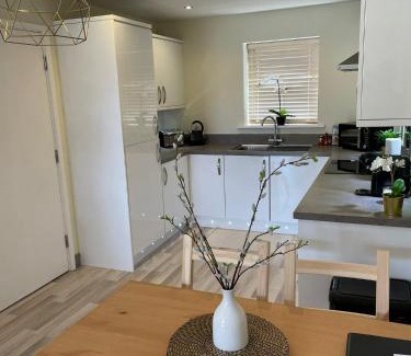 Castleford Casa | Stunning 3 bedroom home with free parking, free wifi and Netflix, Company workers welcome short term and long term