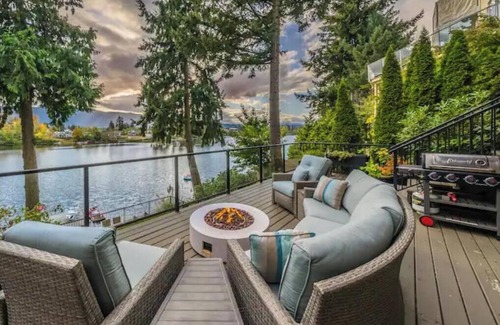 Regional District of Nanaimo Casa | Stunning 3 Bedroom Lakefront Villa in the City