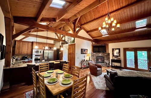Waynesville Cabina | Stunning 3-bedroom private mountain retreat nestled in the Smoky Mountains