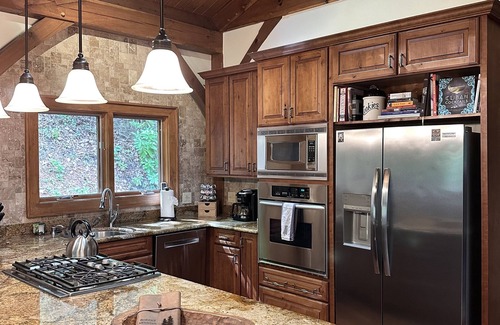 Waynesville Cabina | Stunning 3-bedroom private mountain retreat nestled in the Smoky Mountains
