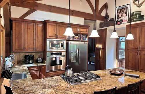 Waynesville Cabina | Stunning 3-bedroom private mountain retreat nestled in the Smoky Mountains