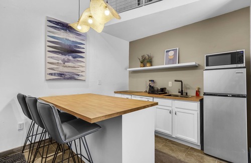 Coral Terrace Apartamento | Stunning 3 BR/2 BA Split-Level w Rooftop & Hot Tub Near Miami University
