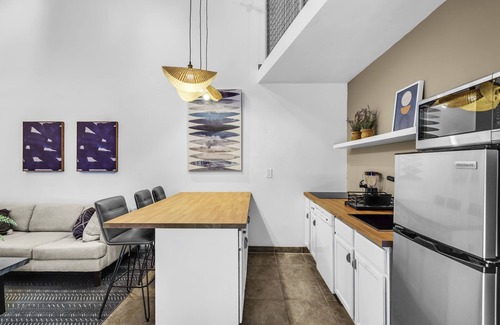 Coral Terrace Apartamento | Stunning 3 BR/2 BA Split-Level w Rooftop & Hot Tub Near Miami University