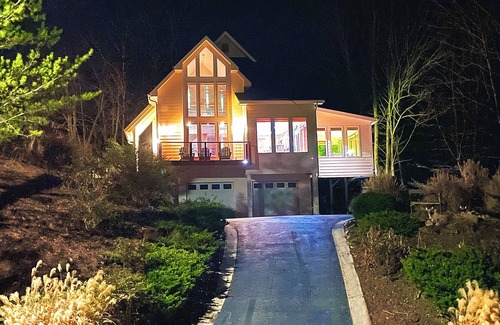 Helen Chalet De Esquí | Stunning 3 Level Chalet, 3 Miles to Helen, Mountain Views, Fire Pit, Pool, Golf.