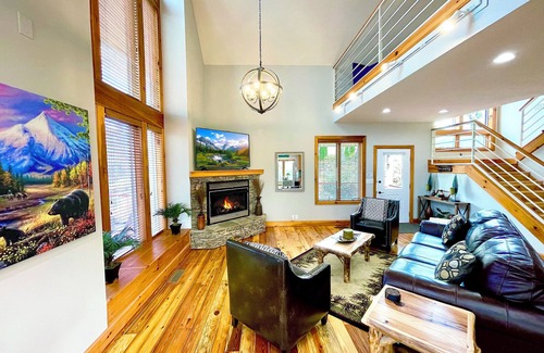 Helen Chalet De Esquí | Stunning 3 Level Chalet, 3 Miles to Helen, Mountain Views, Fire Pit, Pool, Golf.