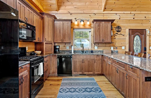Vein Mountain Cabina | Stunning 3-Level Log Cabin: Blue Ridge Mtn Views, with abundant outdoor space!
