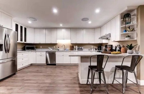 South San Francisco Casa | Stunning 3BR: Pool Table, Arcades, Chic Comfort
