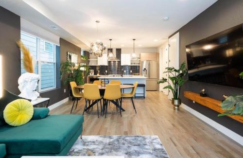 West Colfax Casa | Stunning 3BD 3.5 BA - 10 Min to Downtown! Garage!