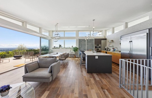 Upper Lonsdale Casa | Stunning 3BR Upper Lonsdale Contemporary Home