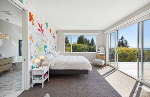 Upper Lonsdale Casa | Stunning 3BR Upper Lonsdale Contemporary Home