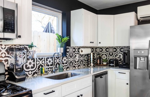 East Cesar Chavez Casa | Stunning 3rd St Escape 6th Street 4 min Walk