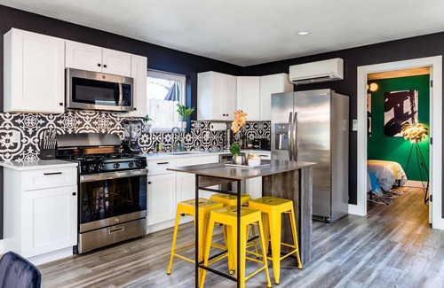 East Cesar Chavez Casa | Stunning 3rd St Escape 6th Street 4 min Walk