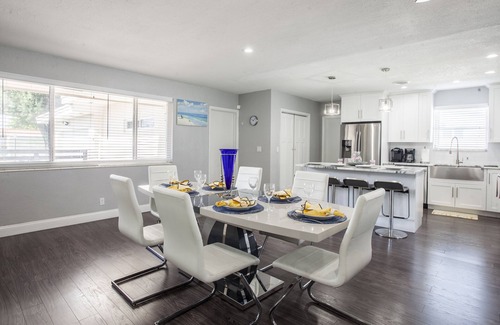 Hollywood Hills Villa | STUNNING 4/3 W PRIVATE POOL IN HOLLYWOOD , FREE PARKING