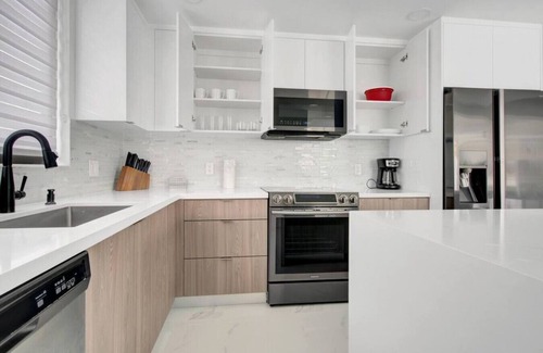 Olympia Heights Casa | Stunning 4-BD Duplex+Parking+Close to Coral Gables