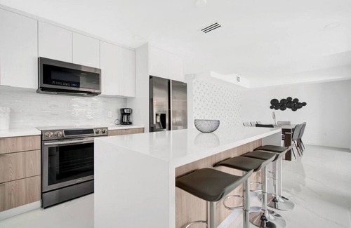 Olympia Heights Casa | Stunning 4-BD Duplex+Parking+Close to Coral Gables