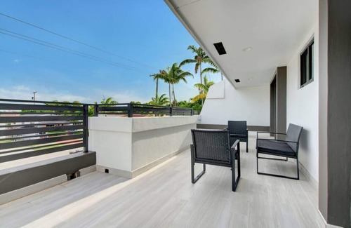Olympia Heights Casa | Stunning 4-BD Duplex+Parking+Close to Coral Gables