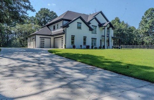 Lawrenceville Casa | Stunning 4 bd Lux home offering comfort & style